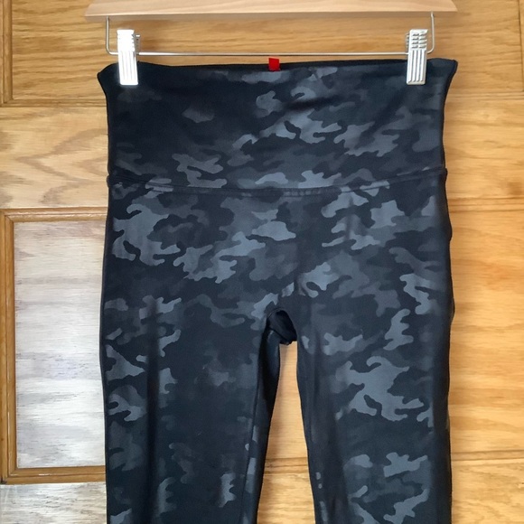 SPANX Black Camo Look At Me Now Seamless Legging Size M - Picture 5 of 12